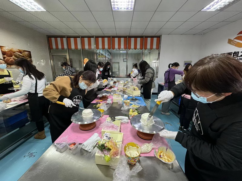 20240306民建紹興市越城區基層委開展慶“三八”主題蛋糕DIY活動_調整大小.jpg