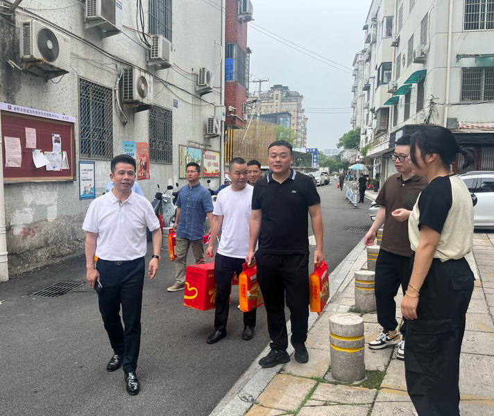 2024.5.27民建溫州市第二總支第二支部開展“思源·共富”端午節(jié)進社區(qū)慰問活動2_調整大小.jpg