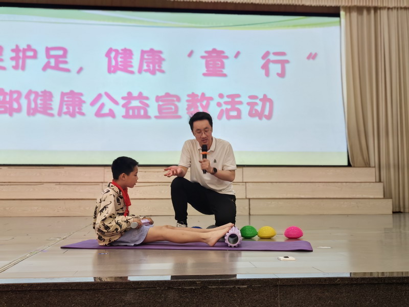 椒江民建三個支部聯合舉辦“愛足護足 健康‘童’行”公益宣教活動_調整大小.jpg