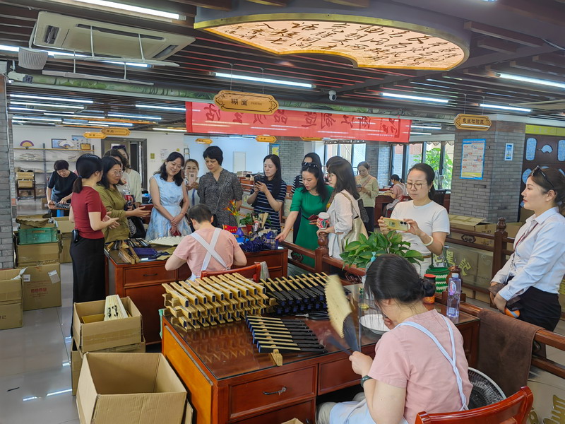 6.14杭州民建婦工委開展非遺文化傳承專題調(diào)研活動(dòng)1_調(diào)整大小.jpg
