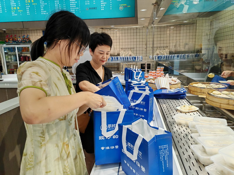 7.1民建新安江三支部深夜慰問江邊防洪巡值人員1_調(diào)整大小.jpg