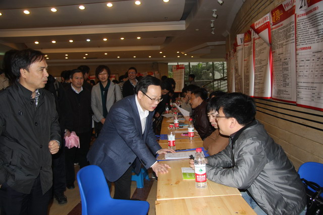 民主黨派創(chuàng)新服務(wù)社會(huì)模式 走進(jìn)校園舉辦專場(chǎng)招聘會(huì)