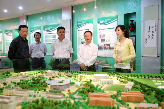 省政協副主席、民建省委會主委陳小平走訪在杭高校