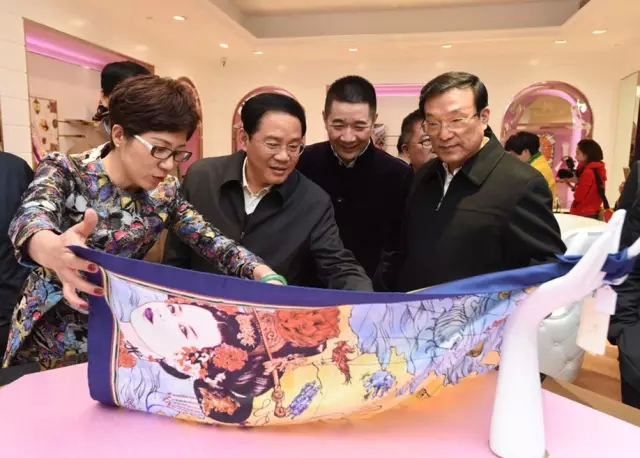 李強省長調研絲綢產業，夸贊看了萬事利，增強了對絲綢產業和民族品牌發展的信心！