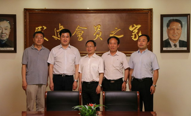 陳小平主委帶領(lǐng)會(huì)員企業(yè)家參加2016′中國(河南)非公有制經(jīng)濟(jì)發(fā)展論壇